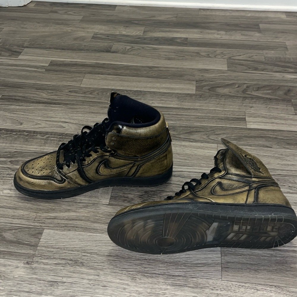 Men’s shoe size 11 Jordan 1 wings black/gold
